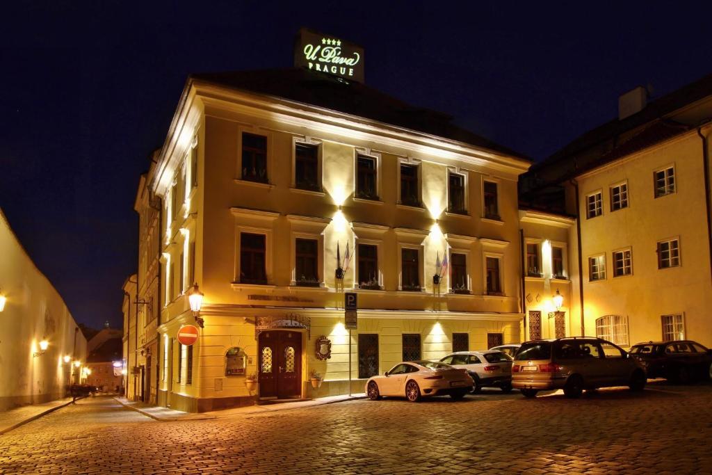 布拉格U帕瓦酒店的一座建筑,晚上停在前面