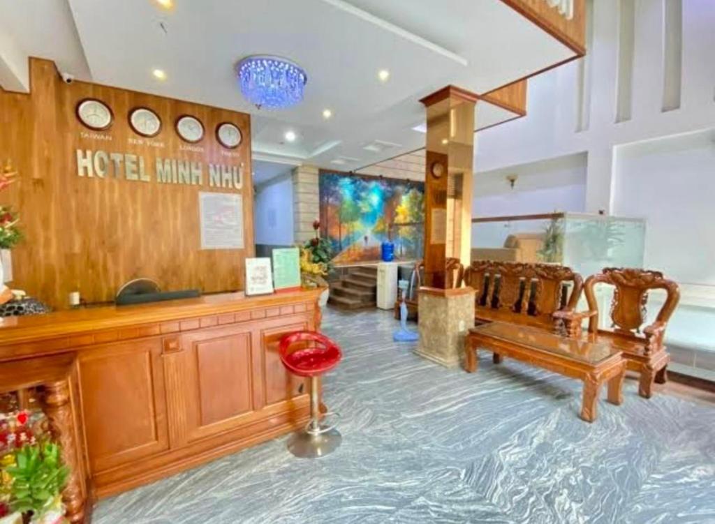 胡志明市Minh Nhu Hotel的客房内设有桌椅。