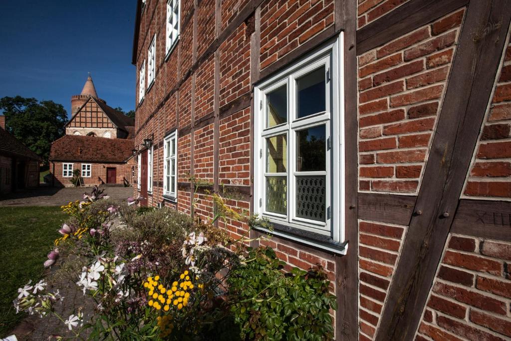 布格施塔加德布格施塔加德酒店的砖砌的建筑,有窗户和鲜花