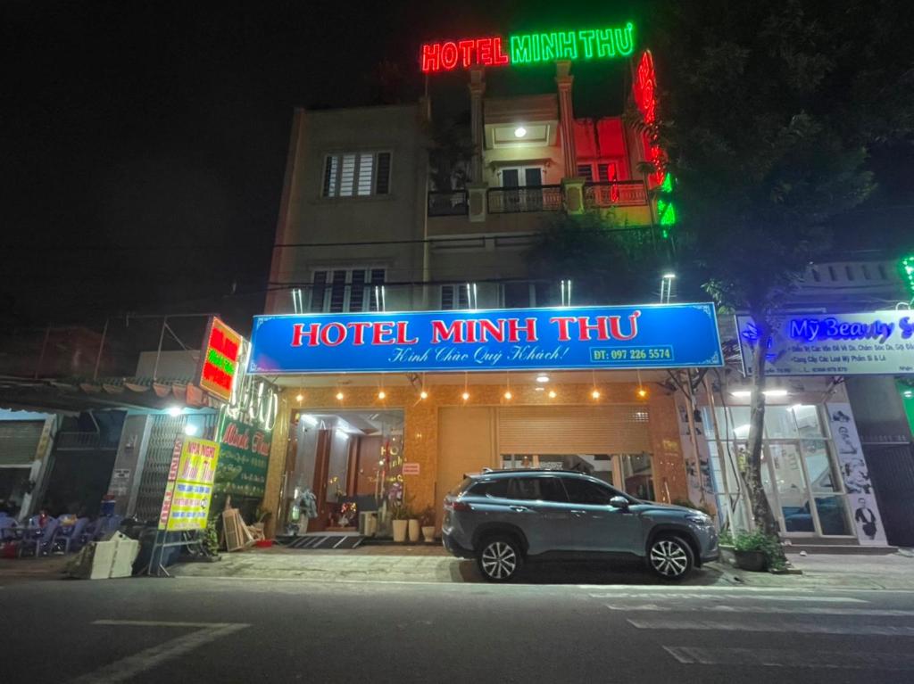 顺安Minh Thư Hotel的晚上停在酒店小型货车前面的汽车