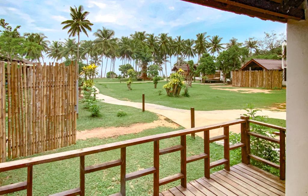 春蓬Chumphon Cabana Resort的阳台享有庭院美景