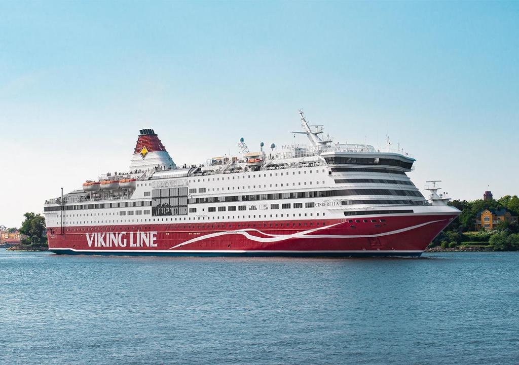 斯德哥尔摩Viking Line ferry Viking Cinderella - 2-night Cruise Stockholm-Helsinki-Stockholm的一艘大型游轮坐在水中