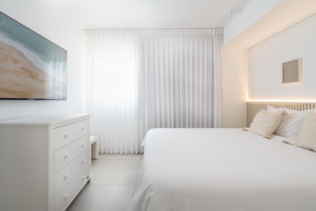 Nathan&#39;s Suites On The Beach客房内的一张或多张床位
