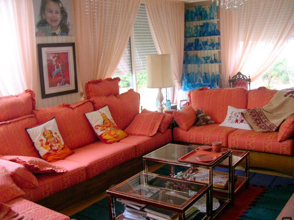 伊西莱穆利诺尚布尔酒店的客厅配有红色的沙发和桌子
