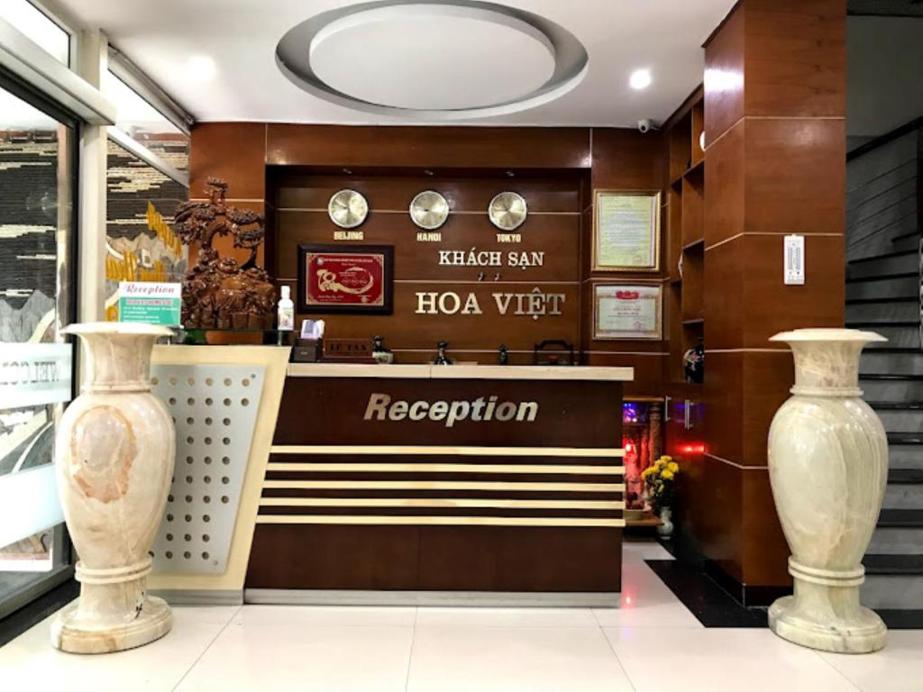 高平Hoa Việt Hotel的商店里有两个花瓶的商店