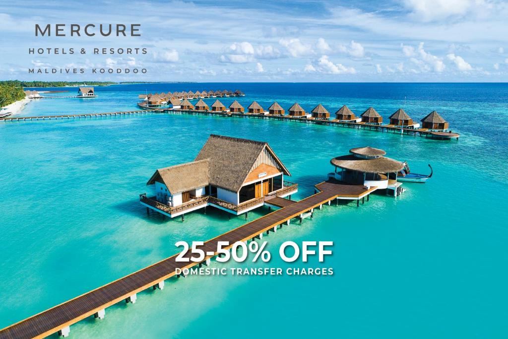 加弗阿利夫环礁Mercure Maldives Kooddoo Adults-Only Resort的水上度假村的空中景观