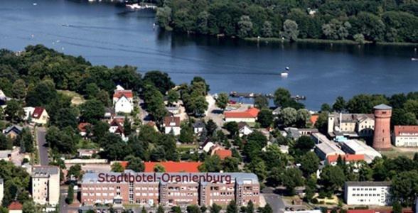 奥拉宁堡奥兰尼恩堡斯塔德特酒店的水体旁城镇的空中景观