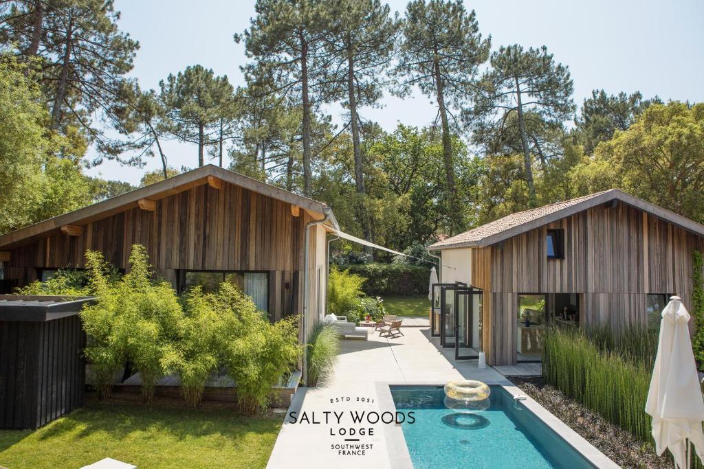 布科·莱斯白老城Salty Woods Lodge, Chambre d'hôtes的后院设有游泳池和两栋建筑