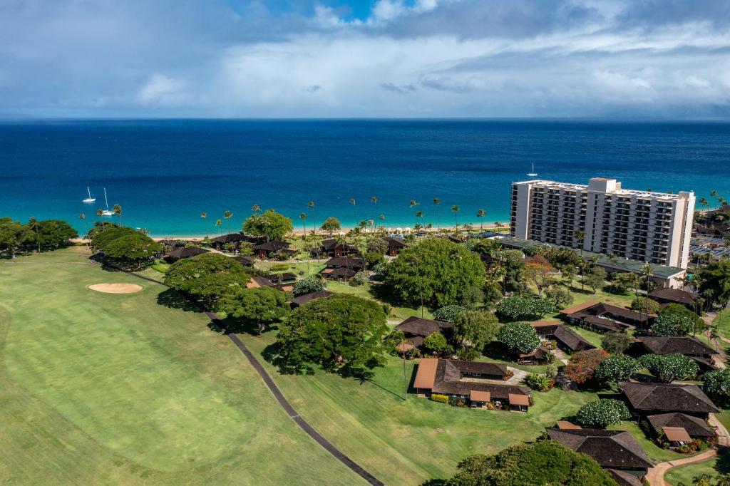 拉海纳Royal Lahaina Resort & Bungalows的享有度假胜地和海洋的空中景致