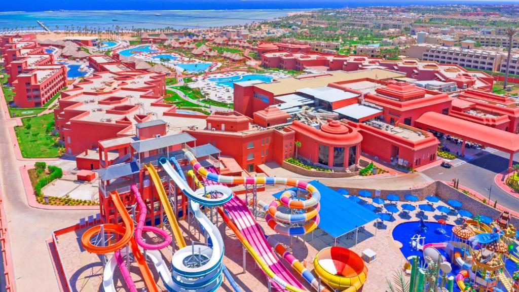 沙姆沙伊赫Pickalbatros Laguna Vista Aqua Park - Sharm El Sheikh的水上公园的空中景观,设有滑梯