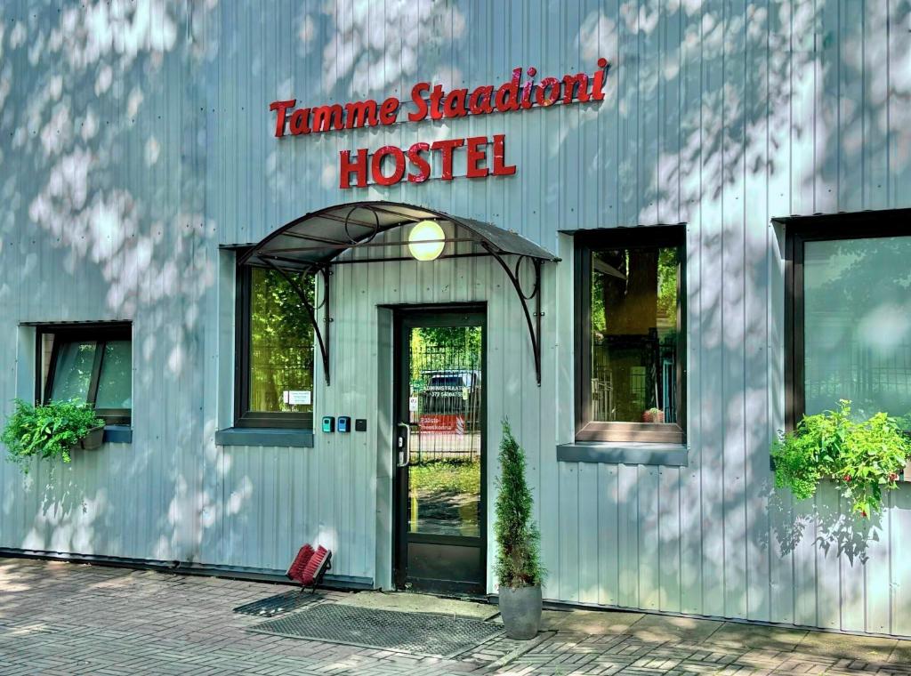 塔尔图Tamme staadioni hostel的蓝色的建筑,上面有酒店标志