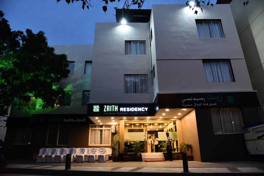 钦奈Zaith Residency Near US Consulate & Apollo hospitals的大楼前方的商店,前面有桌子