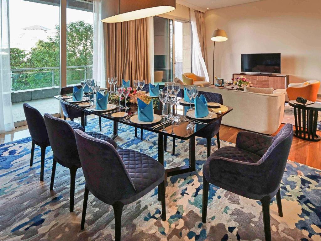 Rixos The Palm Hotel &amp; Suites - Ultra All Inclusive的电视和&#47;或娱乐中心