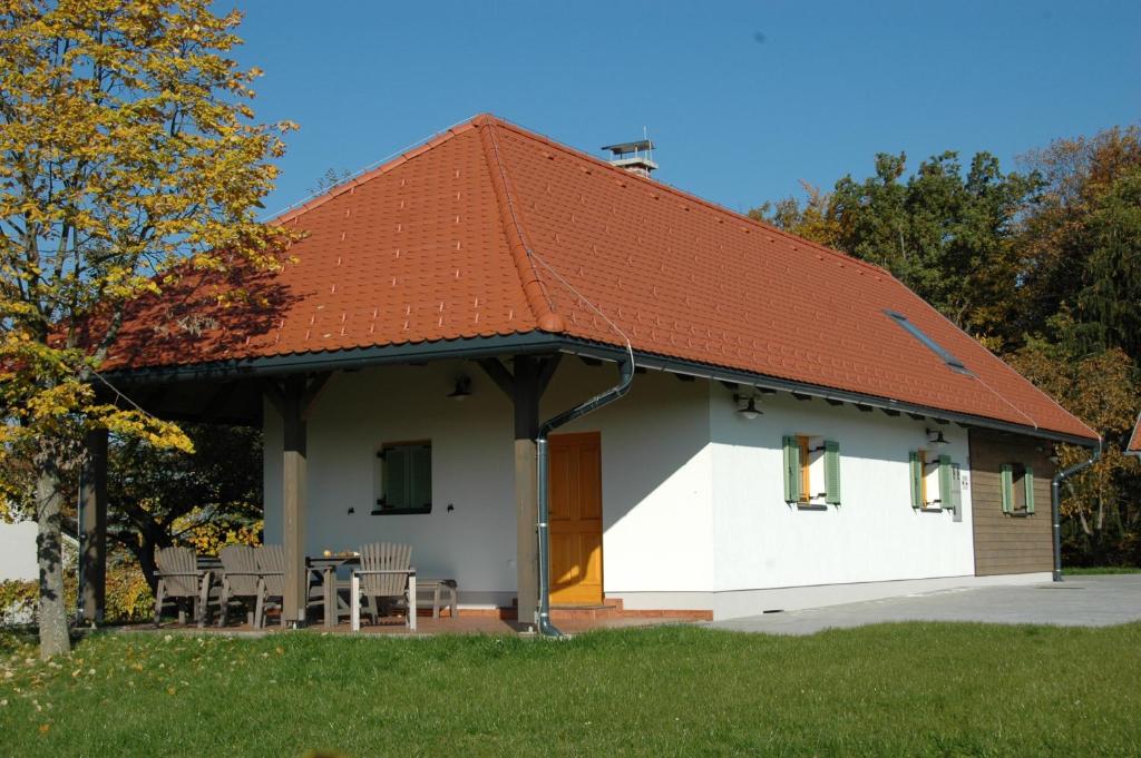 ProsenjakovciCountry house Martinova Klet的一座白色的小房子,拥有橙色的屋顶