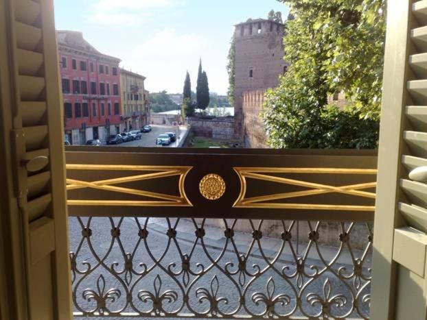 维罗纳伊尔雷莱斯酒店的阳台享有城市街道的景致。