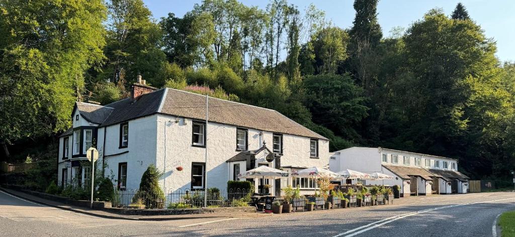 GlenfargThe Bein Inn Hotel & Restaurant的街道边的建筑物