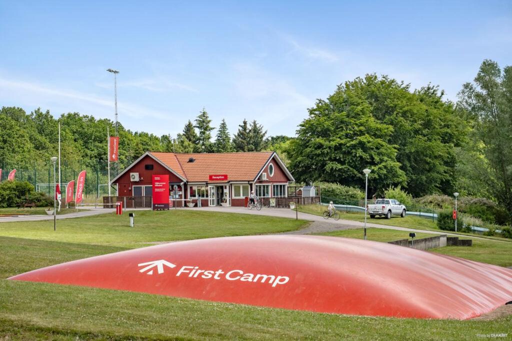 RöstångaFirst Camp Röstånga-Söderåsen的建筑前的第一个营地标志