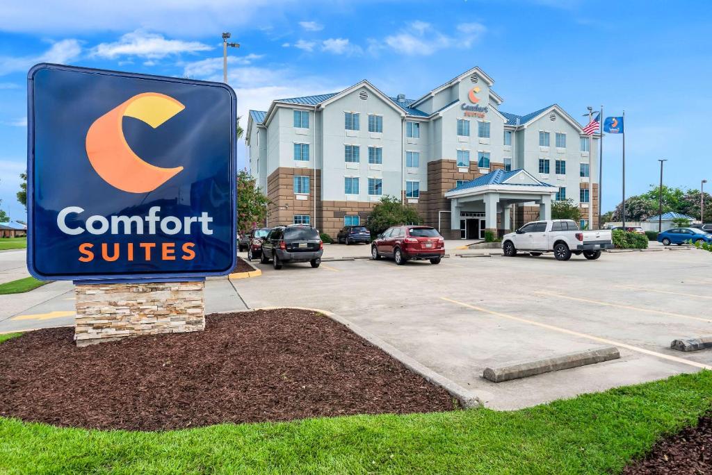 新奥尔良Comfort Suites New Orleans East的停车场舒适套房的标志