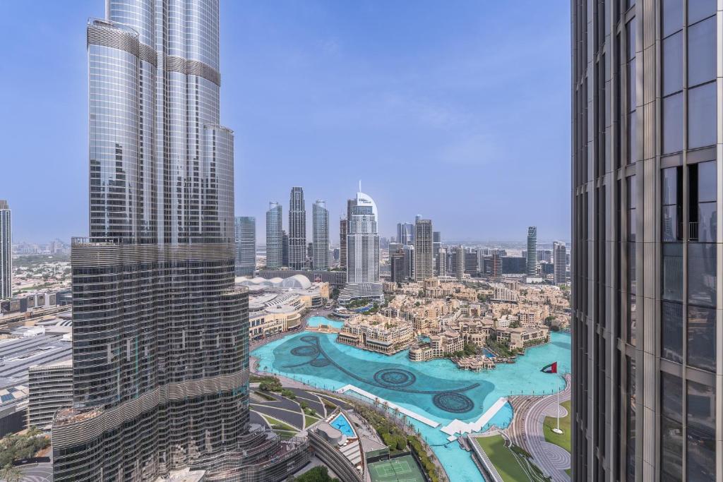 迪拜Address Residences Dubai Opera - Burj Khalifa City Views 1, 2, &amp; 3-Bedroom Apartment 1 minute walk to Burj Khalifa, Dubai Mall, Dubai Fountain by Heaven Crest的鸟瞰高楼林立的城市