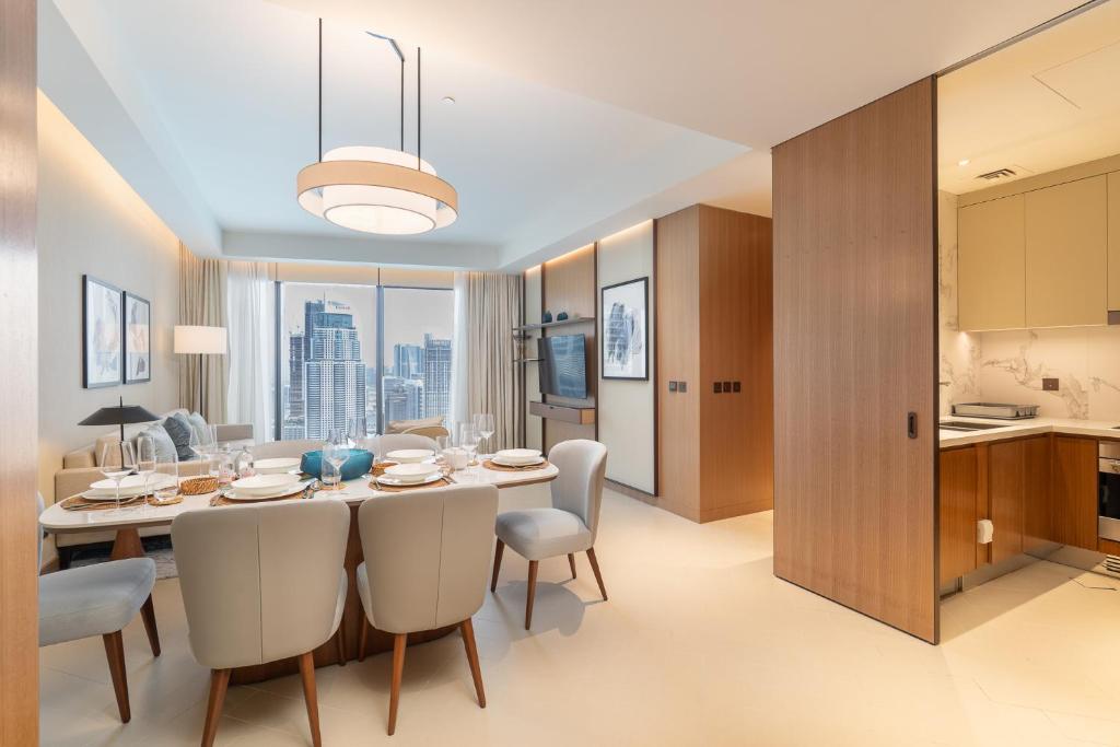 迪拜Address Residences Dubai Opera - Burj Khalifa City Views 1, 2, &amp; 3-Bedroom Apartment 1 minute walk to Burj Khalifa, Dubai Mall, Dubai Fountain by Heaven Crest的带桌椅的餐厅和厨房