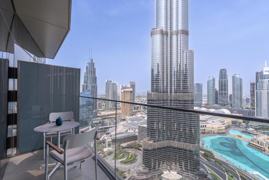 迪拜Address Residences Dubai Opera - Burj Khalifa City Views 1, 2, &amp; 3-Bedroom Apartment 1 minute walk to Burj Khalifa, Dubai Mall, Dubai Fountain by Heaven Crest的可欣赏城市景观的阳台