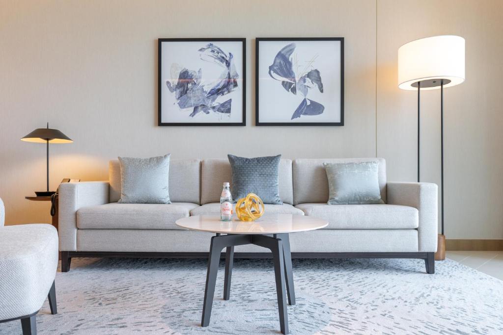 Address Residences Dubai Opera - Burj Khalifa City Views 1, 2, &amp; 3-Bedroom Apartment 1 minute walk to Burj Khalifa, Dubai Mall, Dubai Fountain by Heaven Crest的休息区