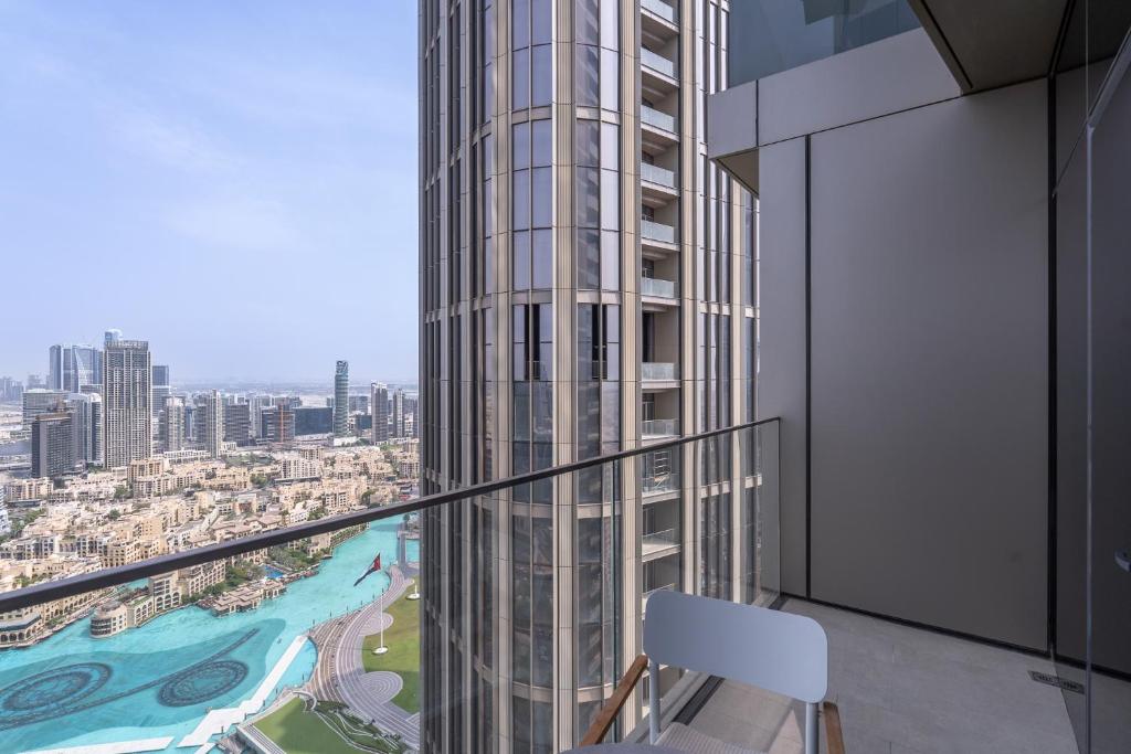 Address Residences Dubai Opera - Burj Khalifa City Views 1, 2, &amp; 3-Bedroom Apartment 1 minute walk to Burj Khalifa, Dubai Mall, Dubai Fountain by Heaven Crest内部或周边的泳池