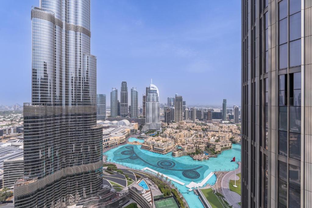 迪拜Address Residences Dubai Opera - Burj Khalifa City Views 1, 2, &amp; 3-Bedroom Apartment 1 minute walk to Burj Khalifa, Dubai Mall, Dubai Fountain by Heaven Crest的从摩天大楼欣赏到城市美景