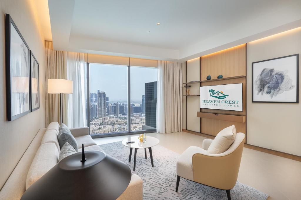 迪拜Address Residences Dubai Opera - Burj Khalifa City Views 1, 2, &amp; 3-Bedroom Apartment 1 minute walk to Burj Khalifa, Dubai Mall, Dubai Fountain by Heaven Crest的带沙发和桌子的客厅
