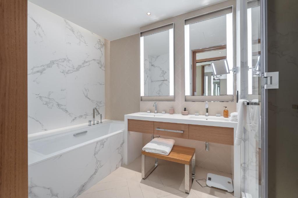 Address Residences Dubai Opera - Burj Khalifa City Views 1, 2, &amp; 3-Bedroom Apartment 1 minute walk to Burj Khalifa, Dubai Mall, Dubai Fountain by Heaven Crest的一间浴室