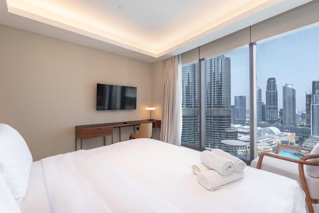 Address Residences Dubai Opera - Burj Khalifa City Views 1, 2, &amp; 3-Bedroom Apartment 1 minute walk to Burj Khalifa, Dubai Mall, Dubai Fountain by Heaven Crest客房内的一张或多张床位