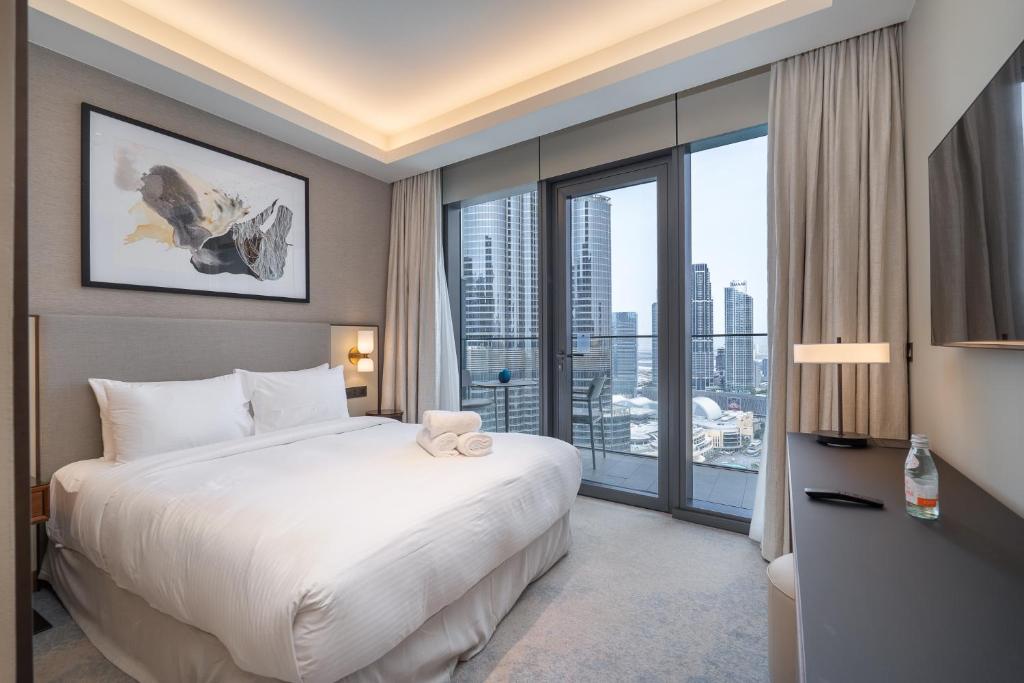 Address Residences Dubai Opera - Burj Khalifa City Views 1, 2, &amp; 3-Bedroom Apartment 1 minute walk to Burj Khalifa, Dubai Mall, Dubai Fountain by Heaven Crest客房内的一张或多张床位