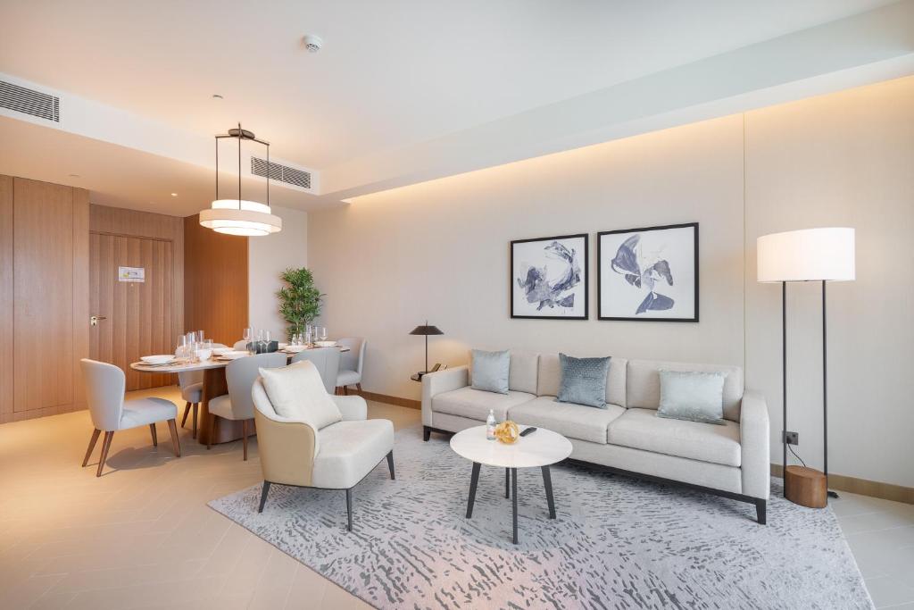 迪拜Address Residences Dubai Opera - Burj Khalifa City Views 1, 2, &amp; 3-Bedroom Apartment 1 minute walk to Burj Khalifa, Dubai Mall, Dubai Fountain by Heaven Crest的带沙发和桌子的客厅