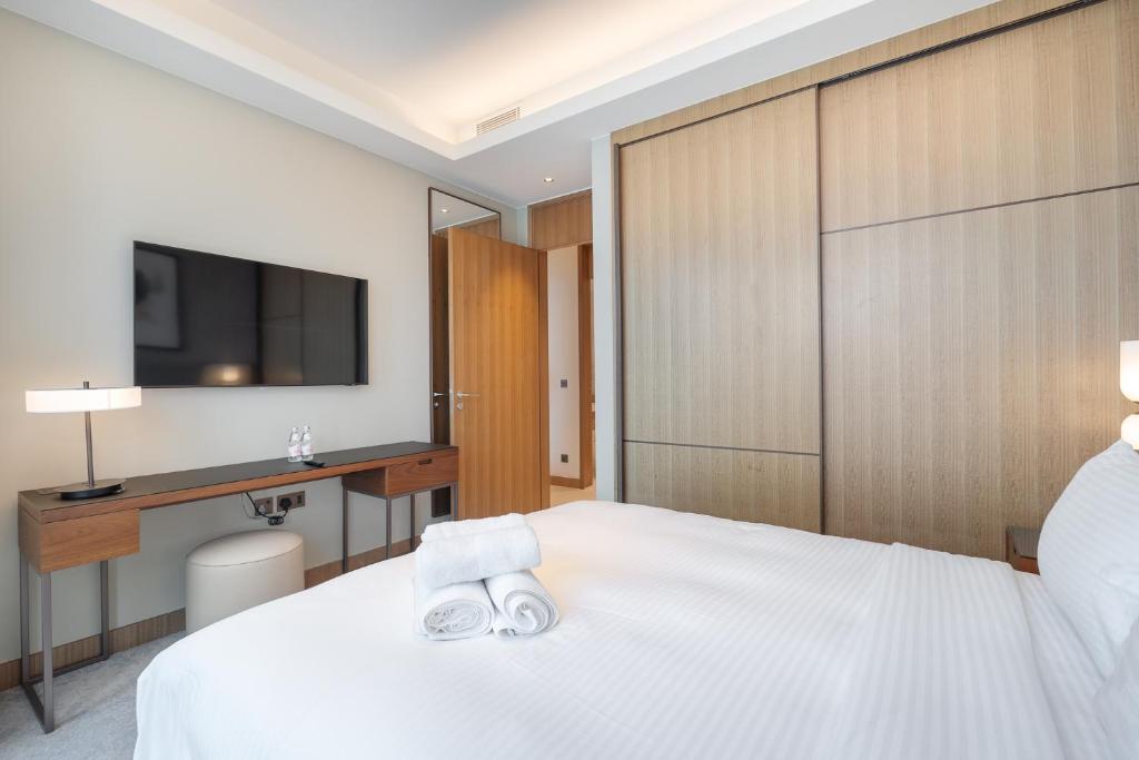 Address Residences Dubai Opera - Burj Khalifa City Views 1, 2, &amp; 3-Bedroom Apartment 1 minute walk to Burj Khalifa, Dubai Mall, Dubai Fountain by Heaven Crest客房内的一张或多张床位