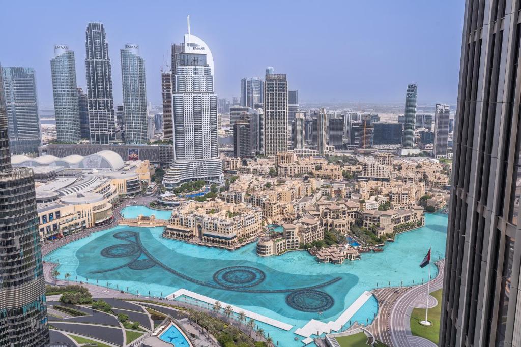 Address Residences Dubai Opera - Burj Khalifa City Views 1, 2, &amp; 3-Bedroom Apartment 1 minute walk to Burj Khalifa, Dubai Mall, Dubai Fountain by Heaven Crest内部或周边的泳池