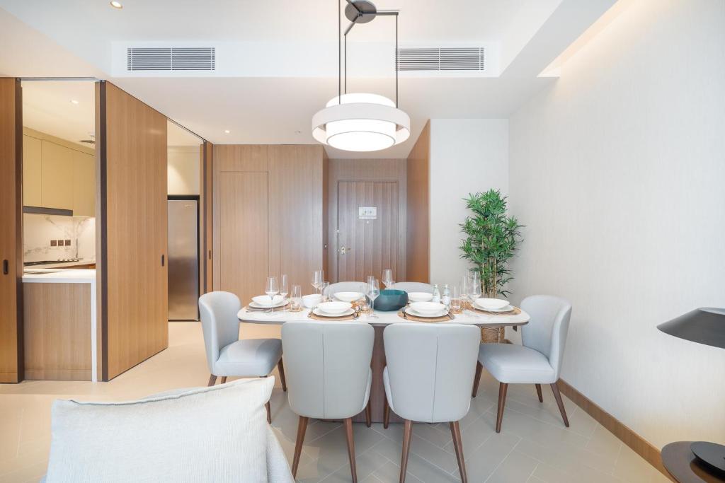 Address Residences Dubai Opera - Burj Khalifa City Views 1, 2, &amp; 3-Bedroom Apartment 1 minute walk to Burj Khalifa, Dubai Mall, Dubai Fountain by Heaven Crest的厨房或小厨房