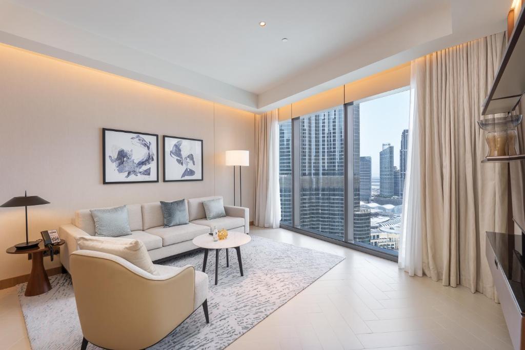 迪拜Address Residences Dubai Opera - Burj Khalifa City Views 1, 2, &amp; 3-Bedroom Apartment 1 minute walk to Burj Khalifa, Dubai Mall, Dubai Fountain by Heaven Crest的带沙发和大窗户的客厅