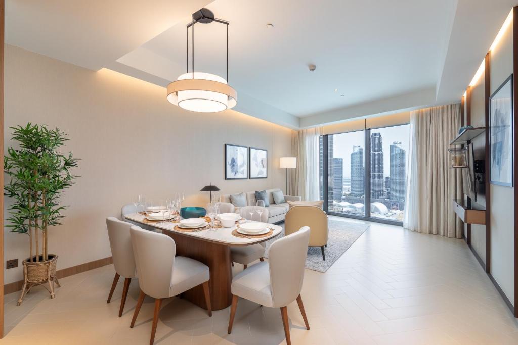 Address Residences Dubai Opera - Burj Khalifa City Views 1, 2, &amp; 3-Bedroom Apartment 1 minute walk to Burj Khalifa, Dubai Mall, Dubai Fountain by Heaven Crest的电视和&#47;或娱乐中心