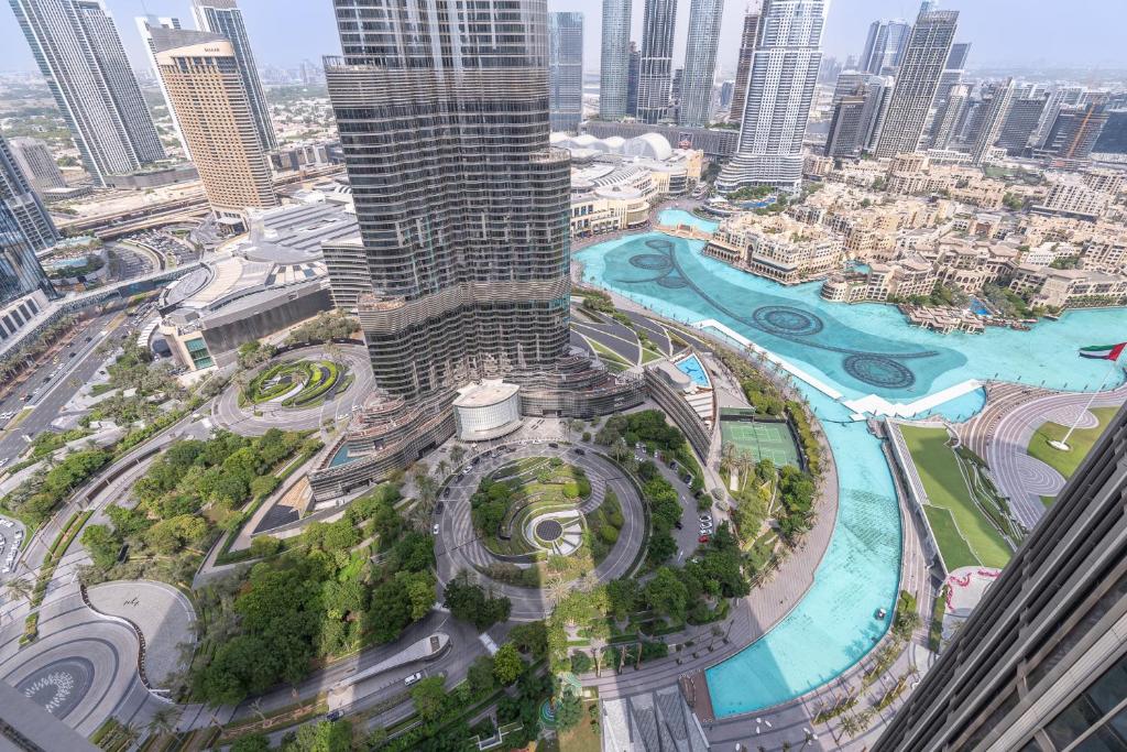 Address Residences Dubai Opera - Burj Khalifa City Views 1, 2, &amp; 3-Bedroom Apartment 1 minute walk to Burj Khalifa, Dubai Mall, Dubai Fountain by Heaven Crest内部或周边的泳池