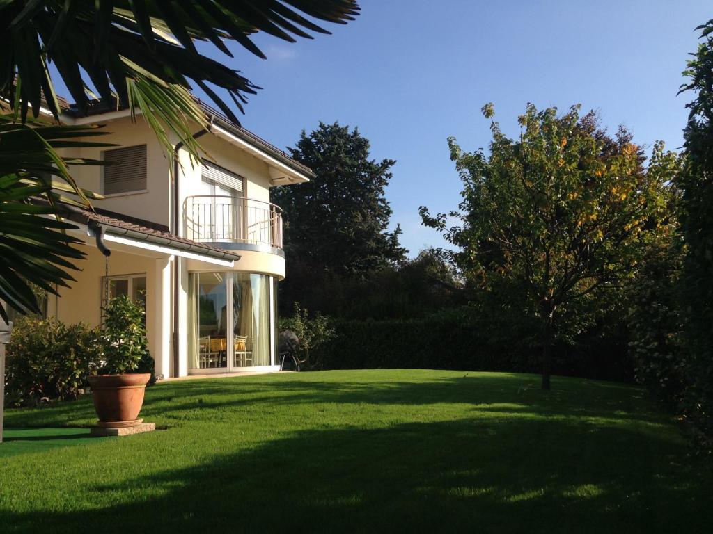 Mont-sur-Rolle威灵托尼亚住宿加早餐旅馆的一座有绿树的庭院