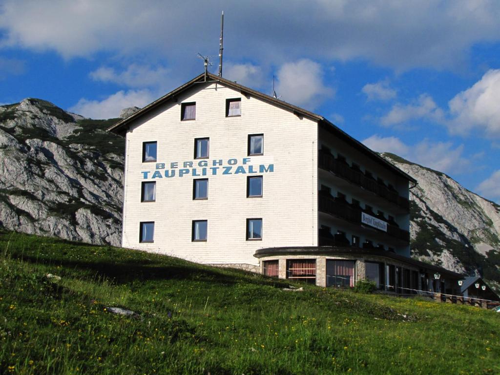 Tauplitzalm伯格霍夫陶普利匝尔酒店的山顶上一座有山的建筑