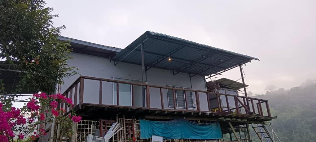 太平Bukit Limau rest house Merbau的房屋的顶部设有阳台