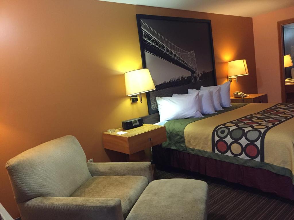 加洛韦Rest Inn ATLANTIC CITY GALLOWAY的配有一张床和一把椅子的酒店客房