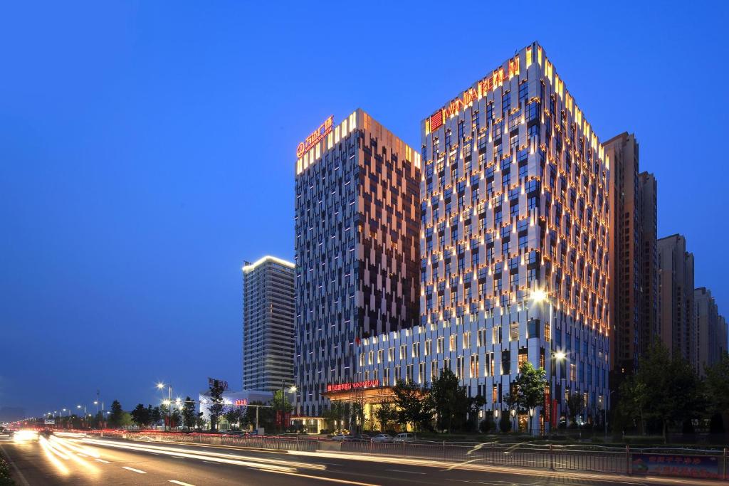 安阳安阳富力万达嘉华酒店的城市街道上一座高大的建筑,有很多窗户