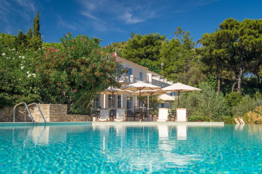 库卡里阿尔莫尼亚海湾酒店的一座带房子的游泳池