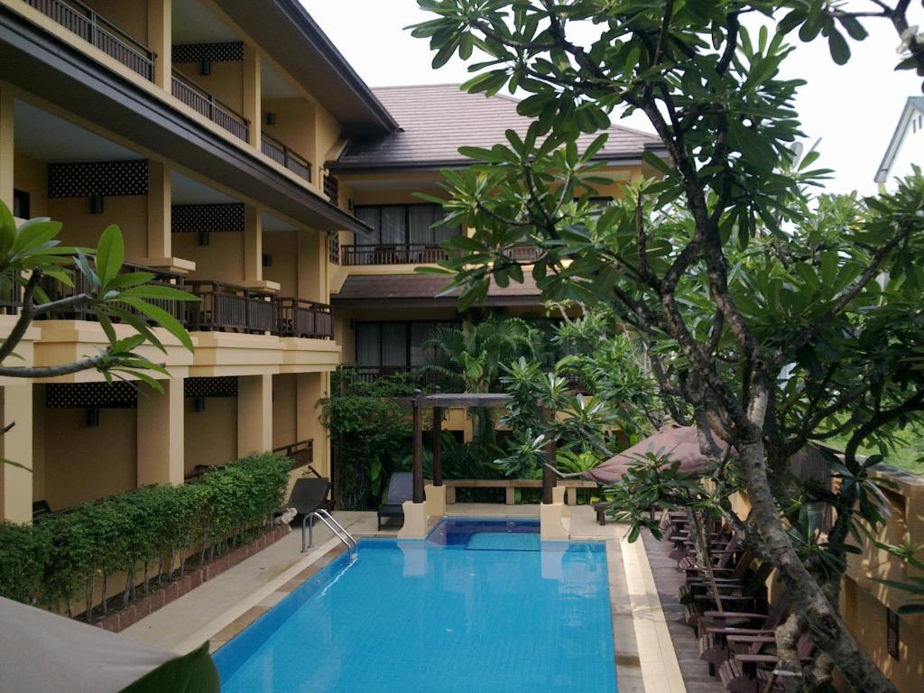 华欣拉迈松华欣酒店的大楼前设有游泳池的酒店