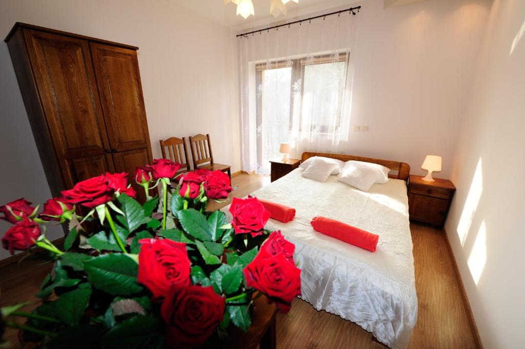克拉科夫威拉朱莉娅旅馆的一间卧室,床上有红色玫瑰