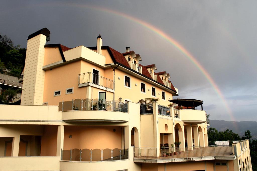 卡斯德鲁西苏比赛特梅佐酒店的大楼上方的天上彩虹