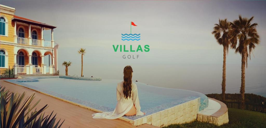 巴尔奇克VILLAS GOLF的坐在游泳池旁墙上的女人