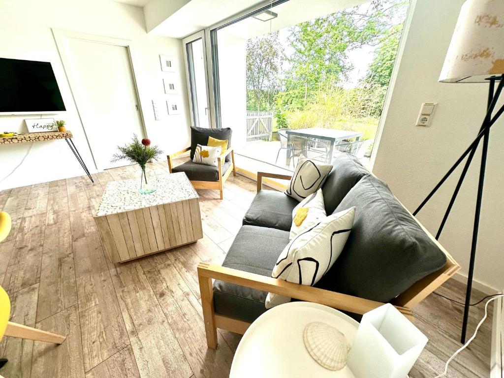 斯图加特Apartment auf zwei Ebenen mit Aussicht ins Grüne的带沙发和电视的客厅